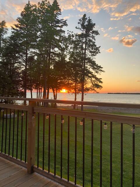Sunset Paradise-Waterfront Cottage