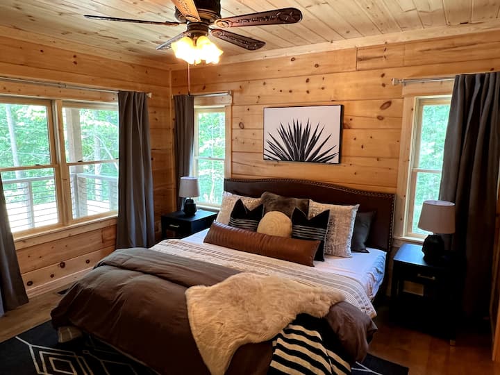 Основна спалня с персонализиран вентилатор и светлина