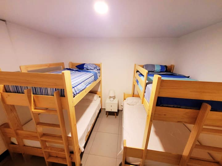 La seconda stanza ha 2 baite. I letti bassi sono 2 seazas e i letti alti sono da 1,5 a mare. In totale la depa può ospitare fino a 12 persone. 