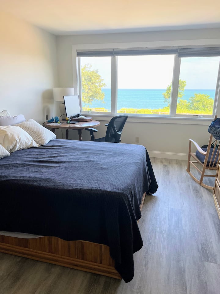 Chumba cha 3 cha kulala: Chumba cha kulala cha msingi kilicho na kituo cha kazi/dawati, viti vya kuketi, kabati kubwa la nguo, kabati la kutembea, bafu la ubatili mara mbili, na mwonekano bora zaidi ndani ya nyumba. Kitanda 1 cha kifalme.  