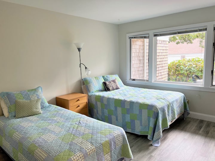 Chumba cha kwanza cha kulala: Chumba cha kulala cha ghorofa ya 1 w/bafu kamili la kujitegemea na uingie kwenye kabati. Kitanda 1 kamili, kitanda 1 pacha.  