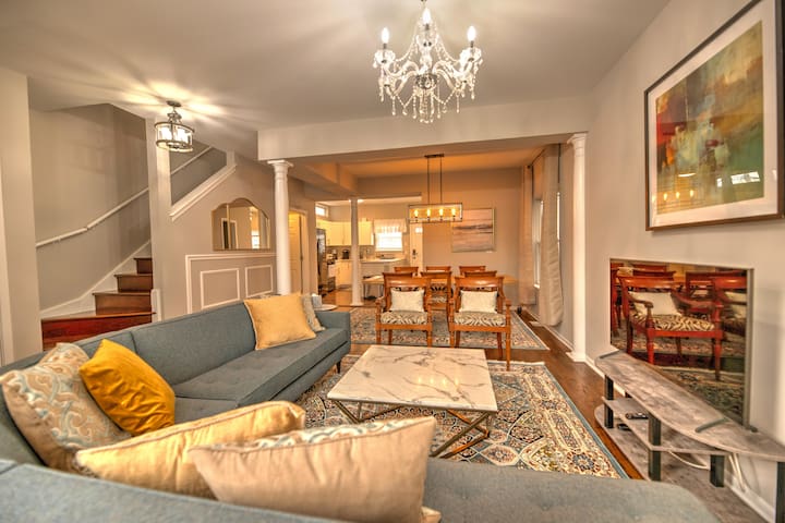 Serene Urban House next to Transit w Garage