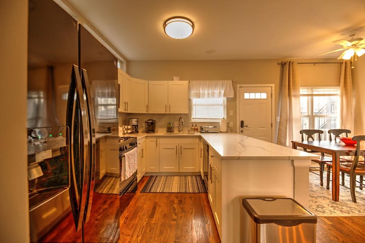 Serene Urban House next to Transit w Garage gallery image 4