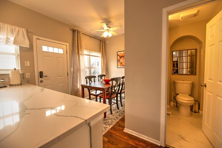 Serene Urban House next to Transit w Garage gallery image 5