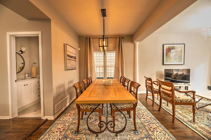 Serene Urban House next to Transit w Garage gallery image 3