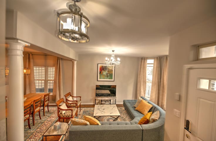 Serene Urban House next to Transit w Garage gallery image 2