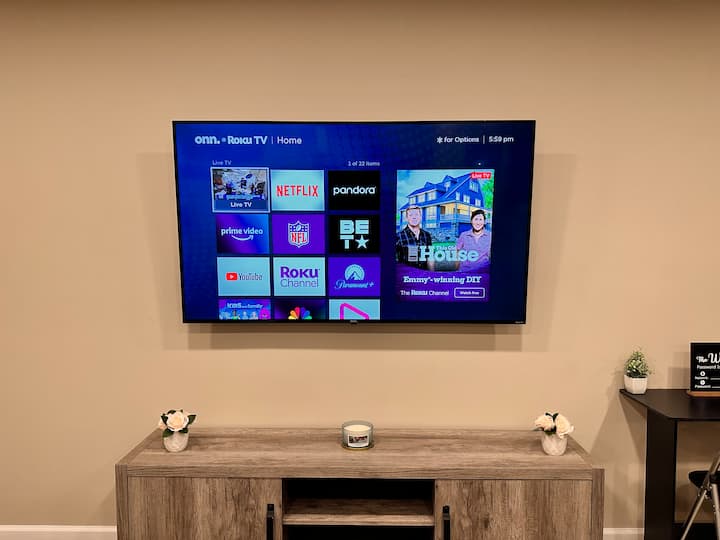 65 инчен ултра hd 4k, соNetflix. Гледајте телевизиски емисии и филмови препорачани само за вас, вклучувајќи го и наградуваниот оригинал на Netflix...
Hulu. Пренесувајте го целиот телевизор на едно место со Hulu. 
Disney Plus. ...
Prime Video. ...
HBO Max. ...
Peacock TV. ...