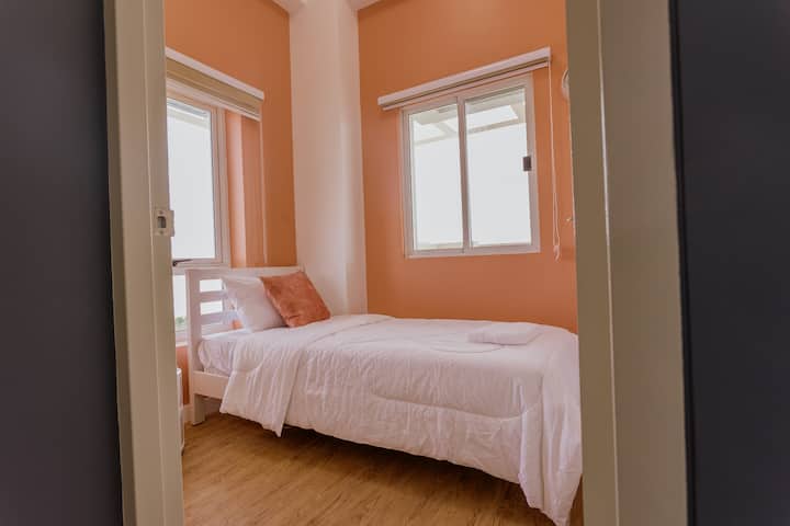 Chambre devant le salon - Lit simple avec armoire