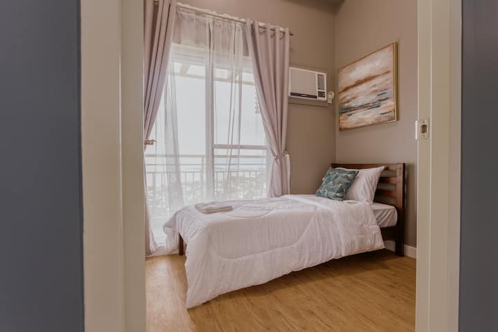 Chambre à côté de la chambre principale - lit simple avec balcon et armoire