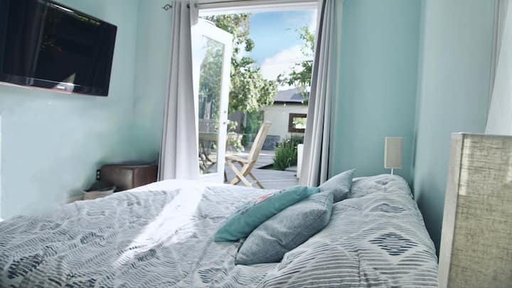 La habitación principal es la trampa perfecta para el sol de la tarde, con puertas francesas que se abren al serpenteante jardín trasero, al oeste y al mar, disfruta de la brisa.