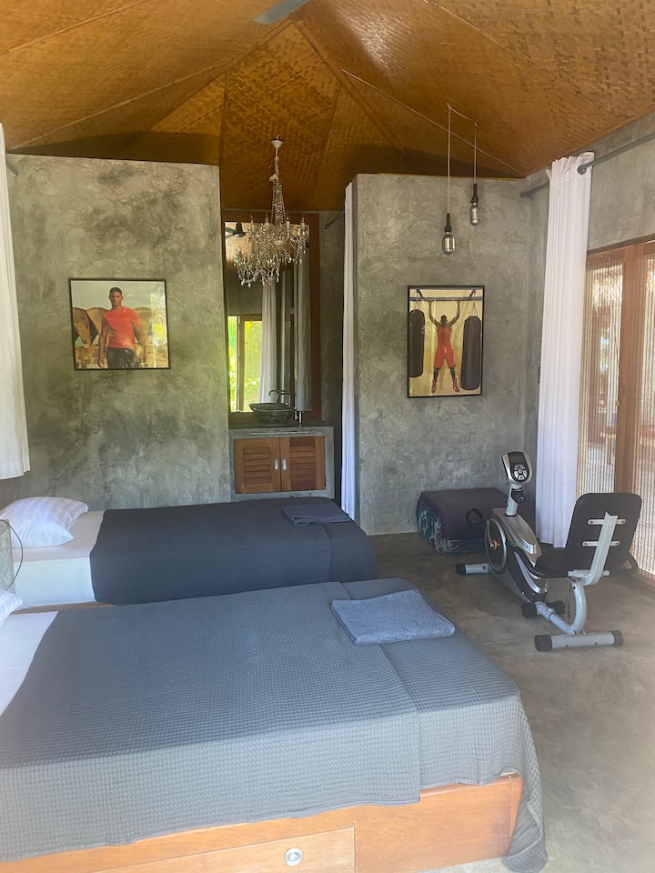 Vitanda 2 vya kulala na vifaa vya michezo.