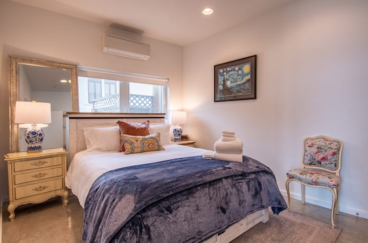 Druga spavaća soba s bračnim krevetom. Komoda i mali ormar. Ova je spavaća soba iznad našeg drugog smještaja za odmor u prizemlju, pa samo tražimo da se svi teški koraci i glasniji glasovi smanje do 21:00 - 22:00, molim vas i hvala vam :) 