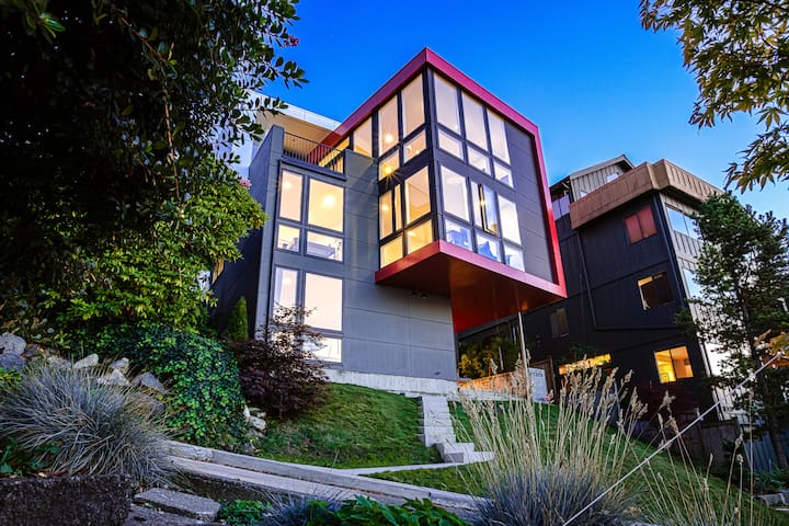 Alki Beach House, Ocean Views, Steps to Beach gallery image 2