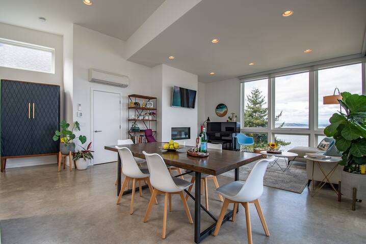 Alki Beach House, Ocean Views, Steps to Beach gallery image 5