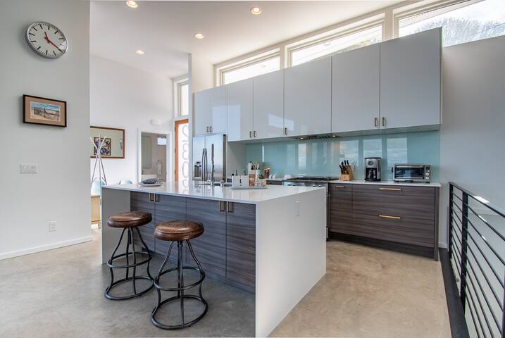 Alki Beach House, Ocean Views, Steps to Beach gallery image 4