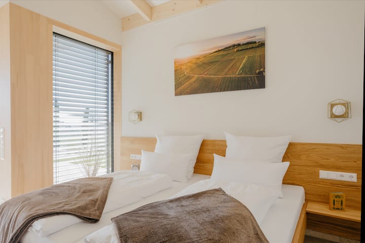 Otvorený priestor na spanie s masívnou dubovou posteľou (2x2 m)