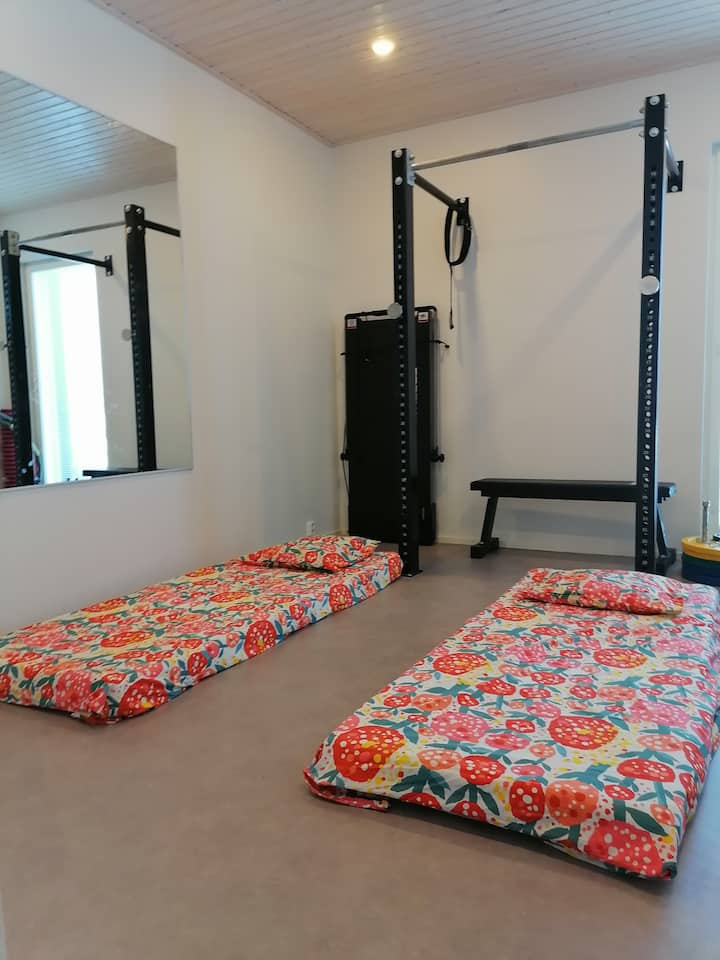 Vo fitnescentre môžete v prípade potreby získať ďalšie matrace pre dve osoby.