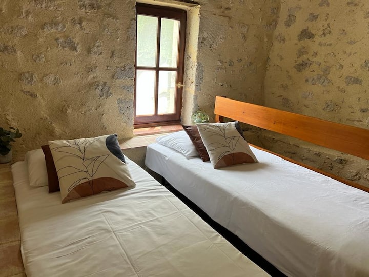 חדר עצמאי של Tour du Pigeonnier (אסור לאנשים מתחת לגיל 12)