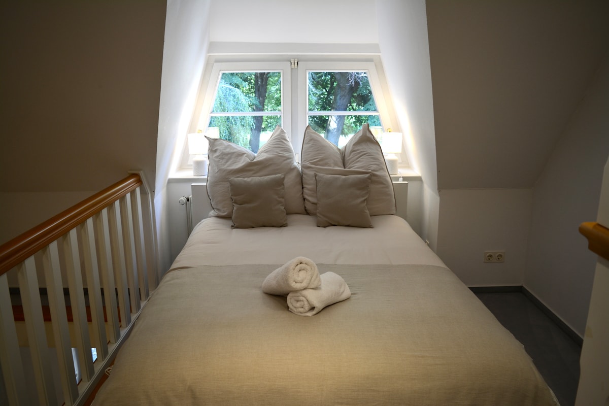 Një tjetër krevat dopio ndodhet në galerinë në katin e parë të sipërm.