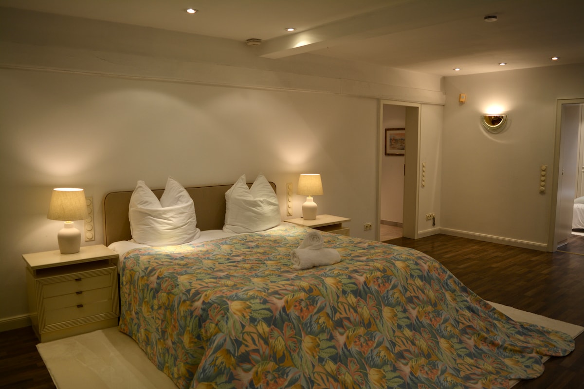  Dhoma e gjumit master është në një krah privat dhe ka qasje të drejtpërdrejtë në një dhomë gjumi tjetër, si dhe një banjë me qasje në një tarracë dielli.