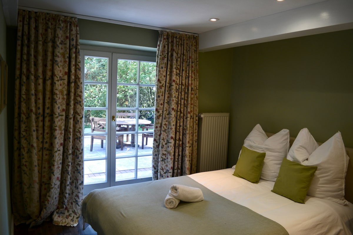 Dhoma e miqve me qasje private në tarracën e diellit.