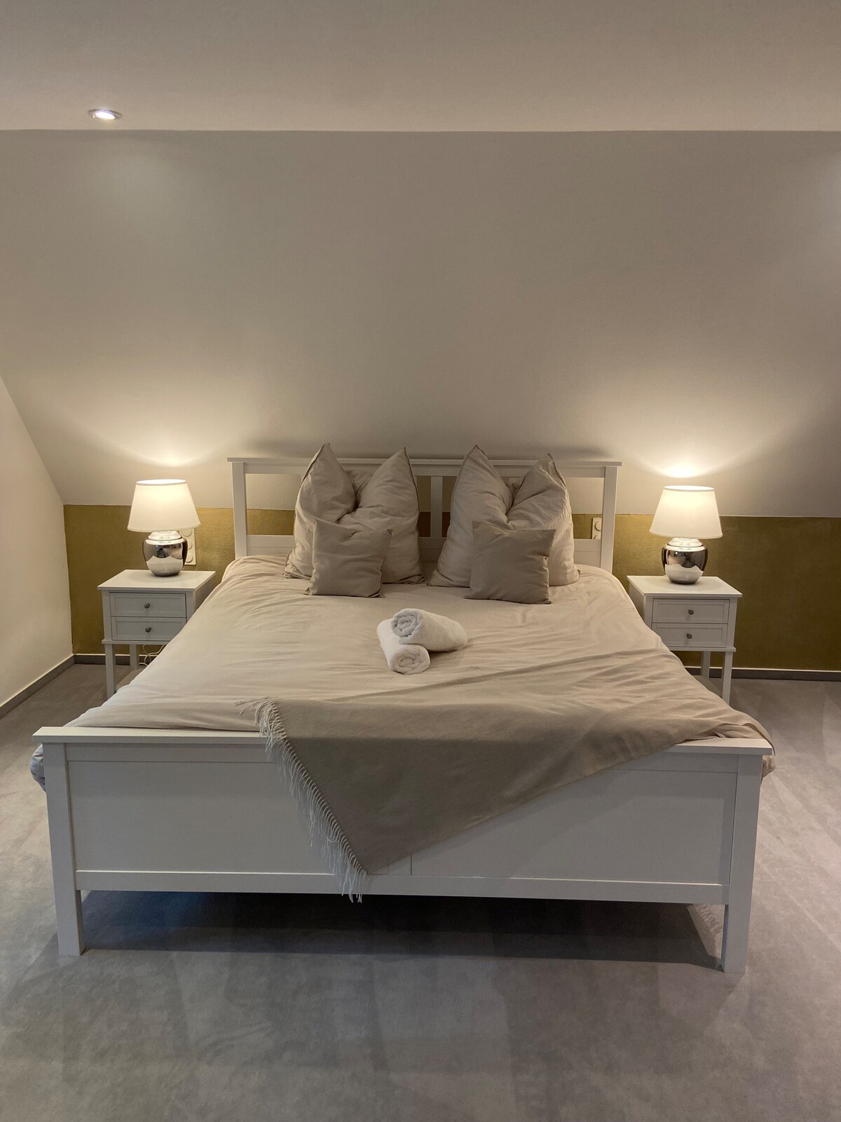 Krevati i madh dopio në dhomën "Feldblick".