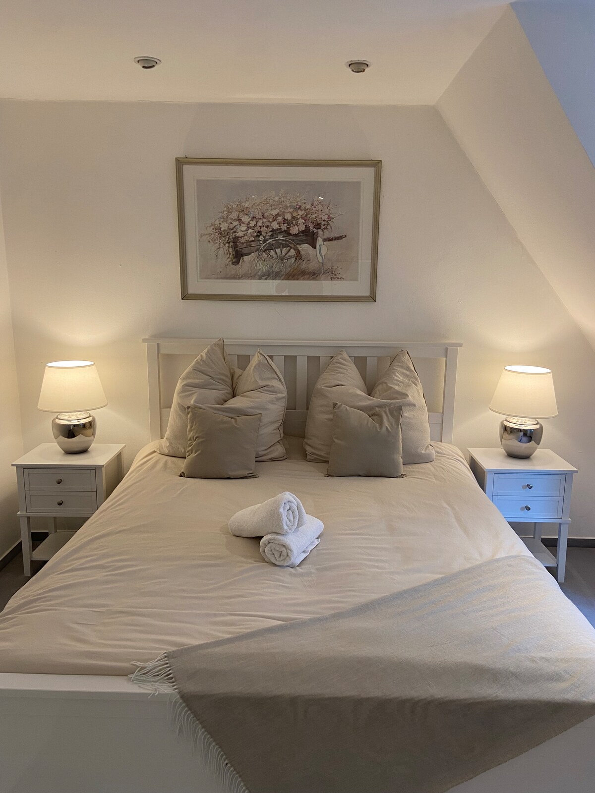 Dhoma e gjumit "Gartenblick" në katin e parë të shtëpisë ishte e mobiluar me dashuri në stilin e vendit.