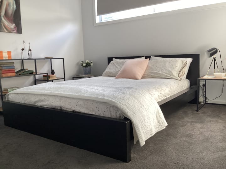 Chumba cha kulala 3 - kitanda cha upana wa futi tano na mavazi ya kuingia ndani 