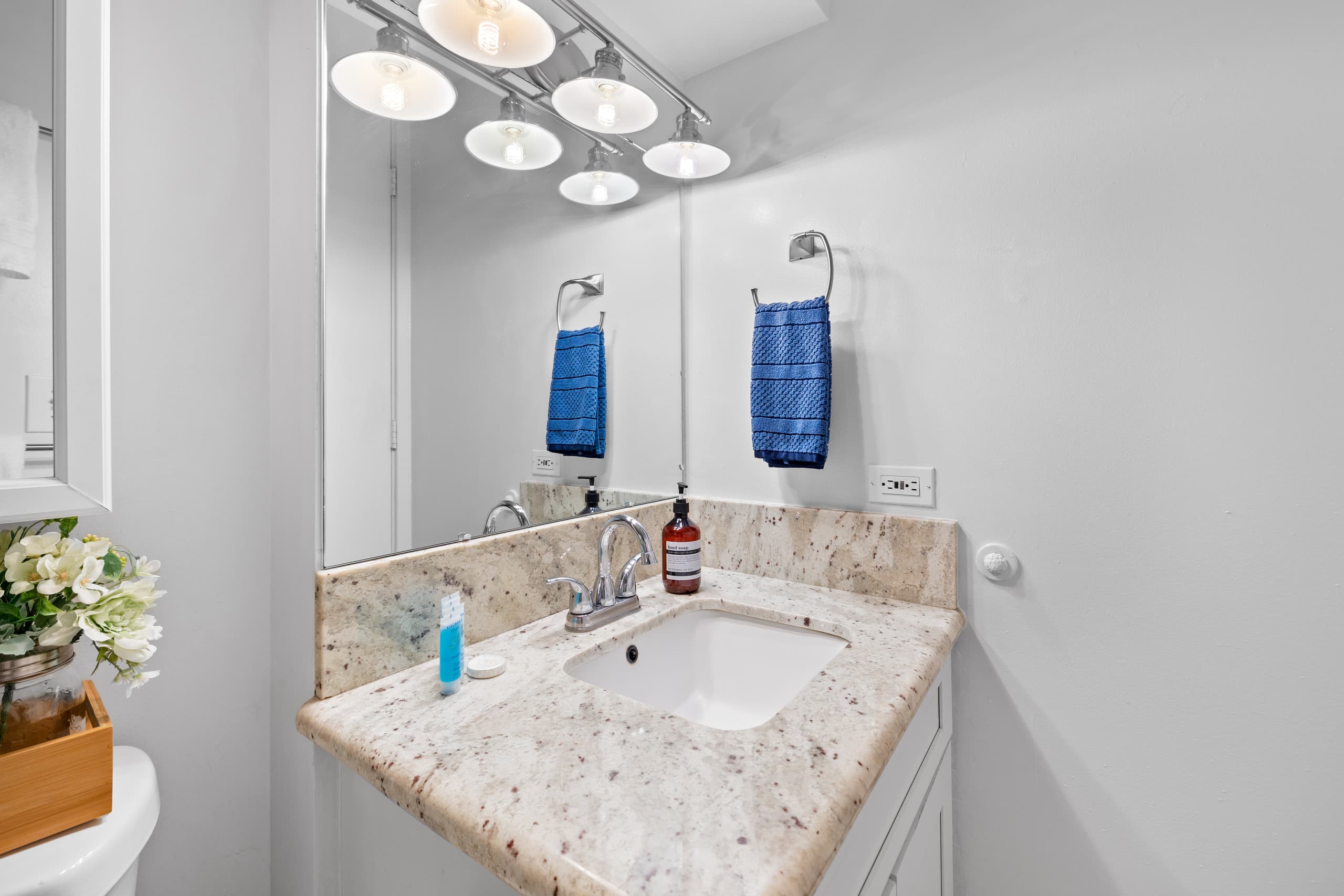 Condo in Honolulu · ★4.87 · 1 bedroom · 2 beds · 1 private bath - Image 13