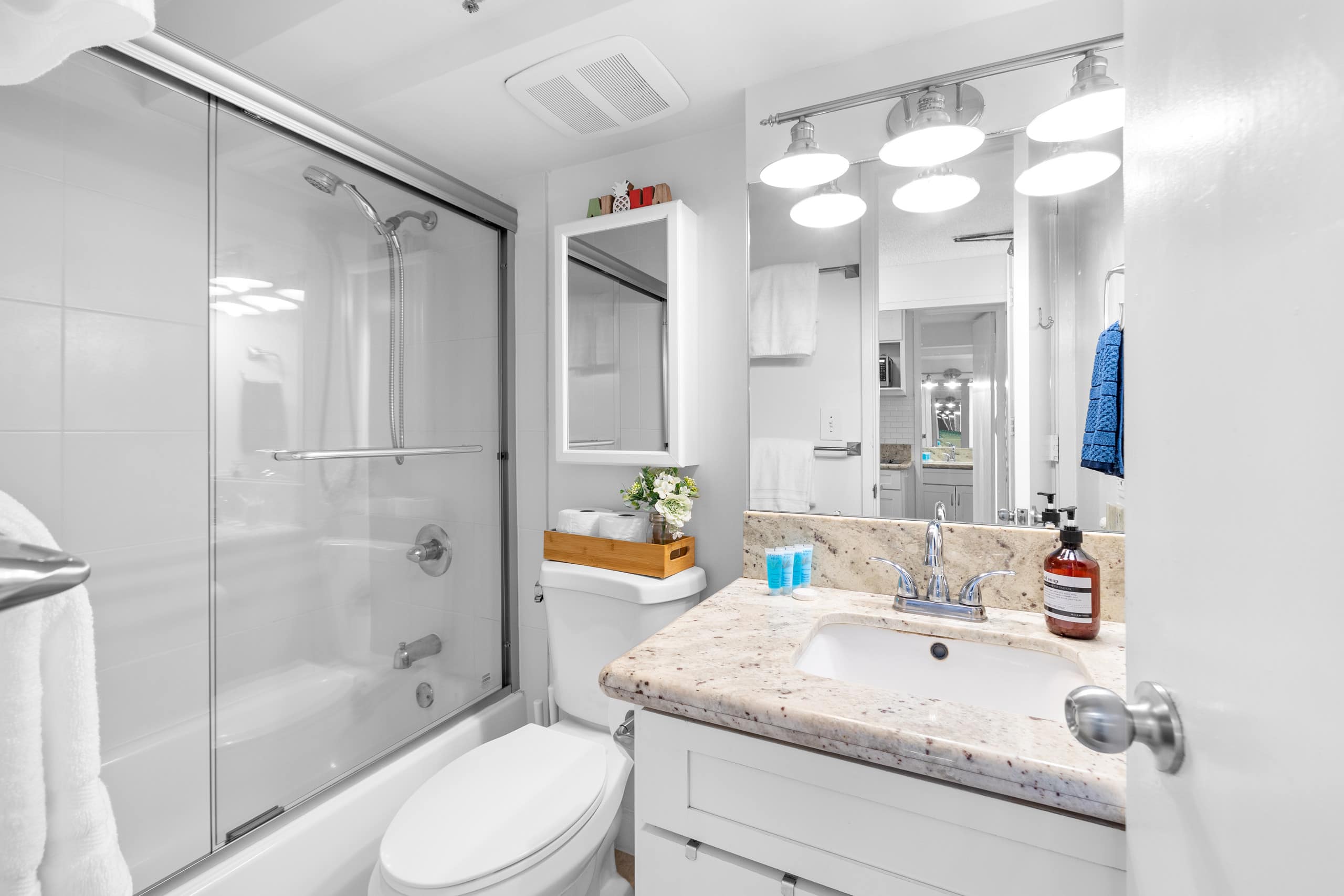 Condo in Honolulu · ★4.87 · 1 bedroom · 2 beds · 1 private bath - Image 5