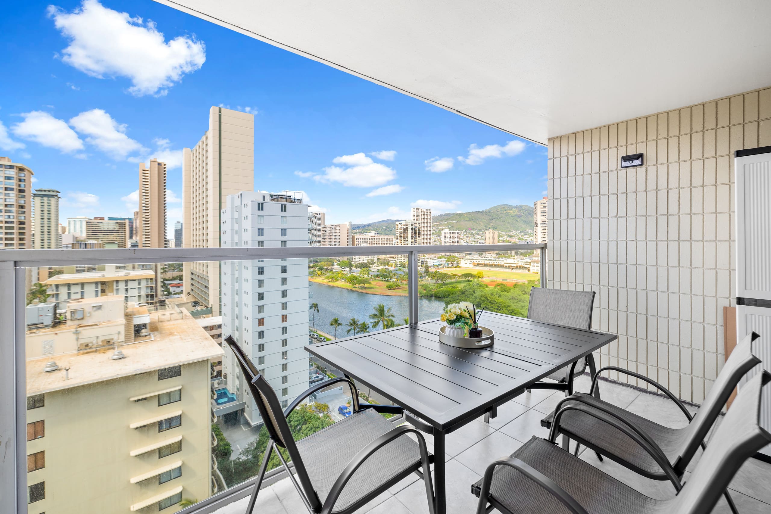 Condo in Honolulu · ★4.87 · 1 bedroom · 2 beds · 1 private bath - Image 3