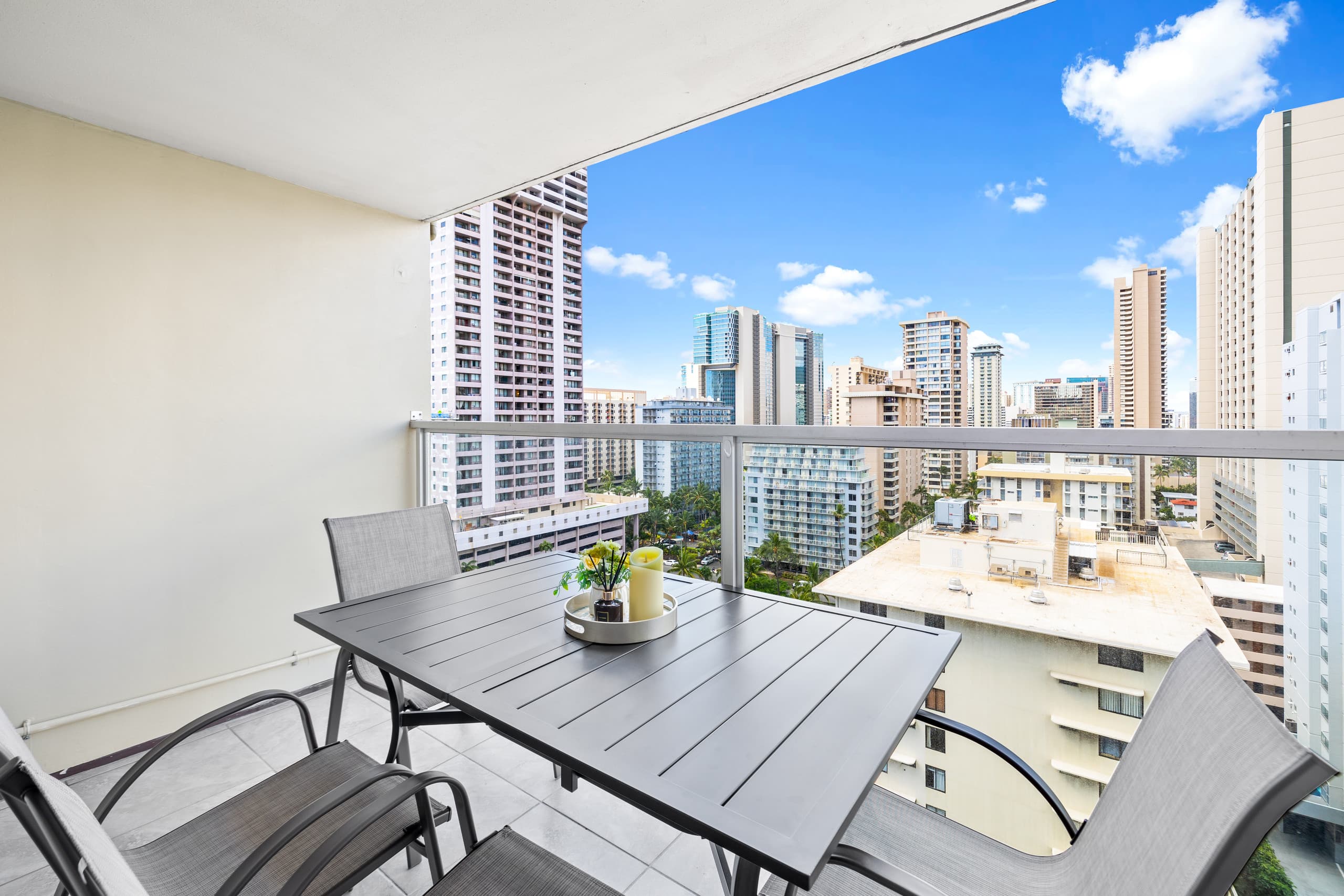 Condo in Honolulu · ★4.87 · 1 bedroom · 2 beds · 1 private bath - Image 17