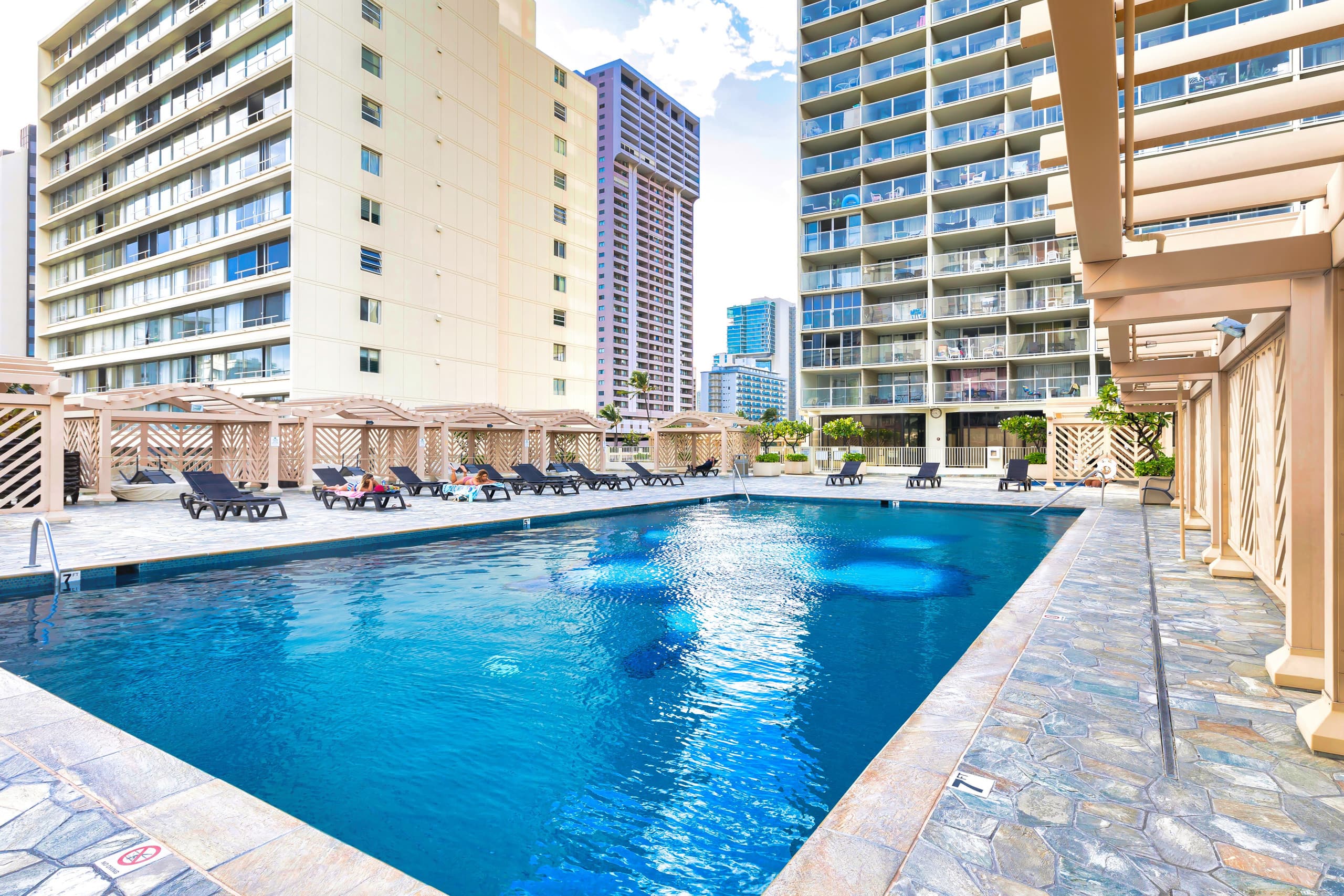 Condo in Honolulu · ★4.87 · 1 bedroom · 2 beds · 1 private bath - Image 2