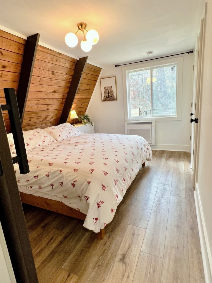 غرفة نوم خاصة مع مرتبة وبياضات فاخرة بحجم كينج