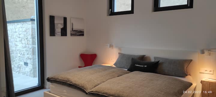 Спалня 2 с изход към външната тераса и външен душ. Всички прозорци са снабдени с екран за мухи.  Отново, разбира се, тук се предлага климатик +50 инчов САТЕЛИТНА телевизия.  Леглото разполага с 2 матрака 90 см х 200 см. 