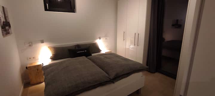 Спалня 3 с изход към страничната тераса. Всички прозорци също са осигурени тук с комарници. Леглото е с непрекъснат матрак 190 см х 160 см. Климатикът охлажда температурата приятно през тропическите нощи. 