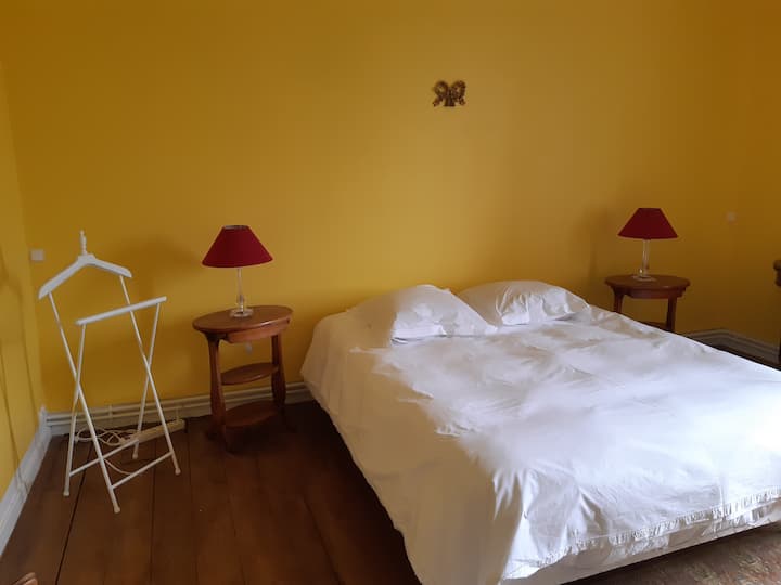 Dhoma e gjumit 1 lart përfshin një krevat dopio 160x200