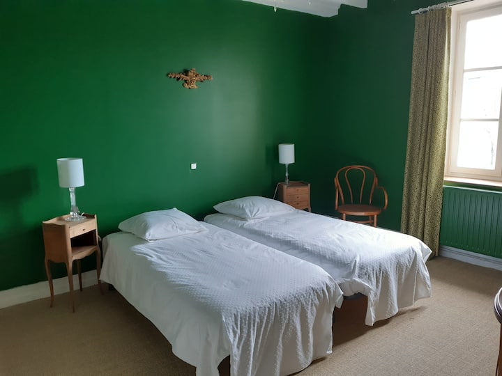 Dhoma e gjumit 2 pranë dhomës së gjumit 1 lart  përfshin 2 krevate me 90x200