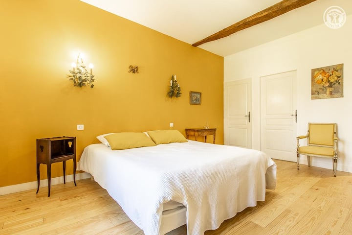Dhoma 3 E verdhë lart (pranë dhomës 4 portokalli) përfshin një krevat dopio prej 160x200cm. Banjë më vete (dush + tualet i pavarur).