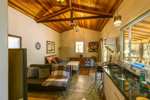 Imóvel de sucesso: Forest Chalet - Jacuzzi, Fireplace and Deck with View em Amparo