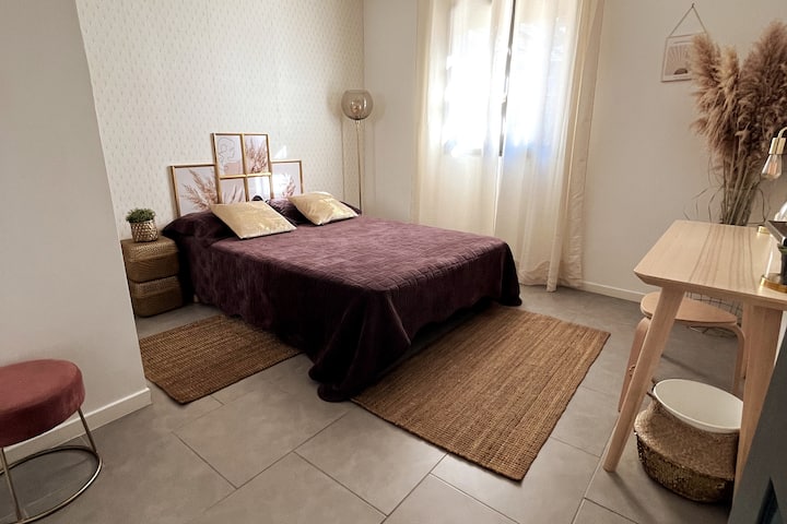 粉红色黄金客房# 2 ：一张140张双人床和一个衣柜