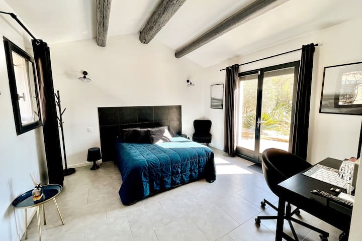 主卧套房，带更衣室和淋浴间