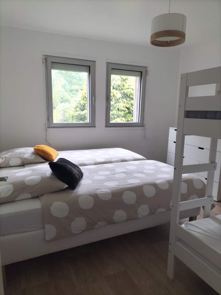 4. spavaća soba: 2 kreveta 90x200 + 2 kreveta 90x200
Mogućnost spajanja kreveta kako bi se osigurao krevet 180 x 200.