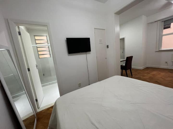 Საკეტი ტელევიზორის გვერდით ჩაშენებული ტანსაცმლის შესანახად, სარკე სააბაზანოს პორტების გვერდით მოსამზადებლად.