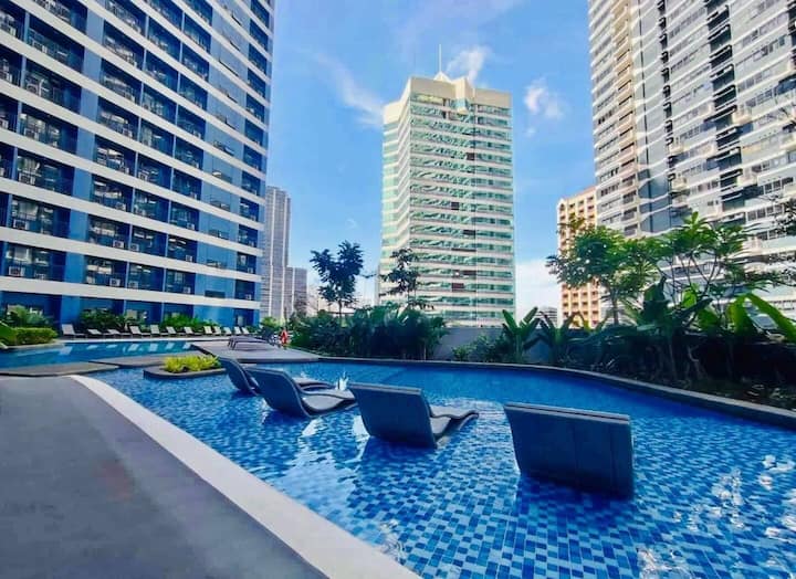 Makati Condo 1 Bedroom with Great Balcony View Apartments for Rent in