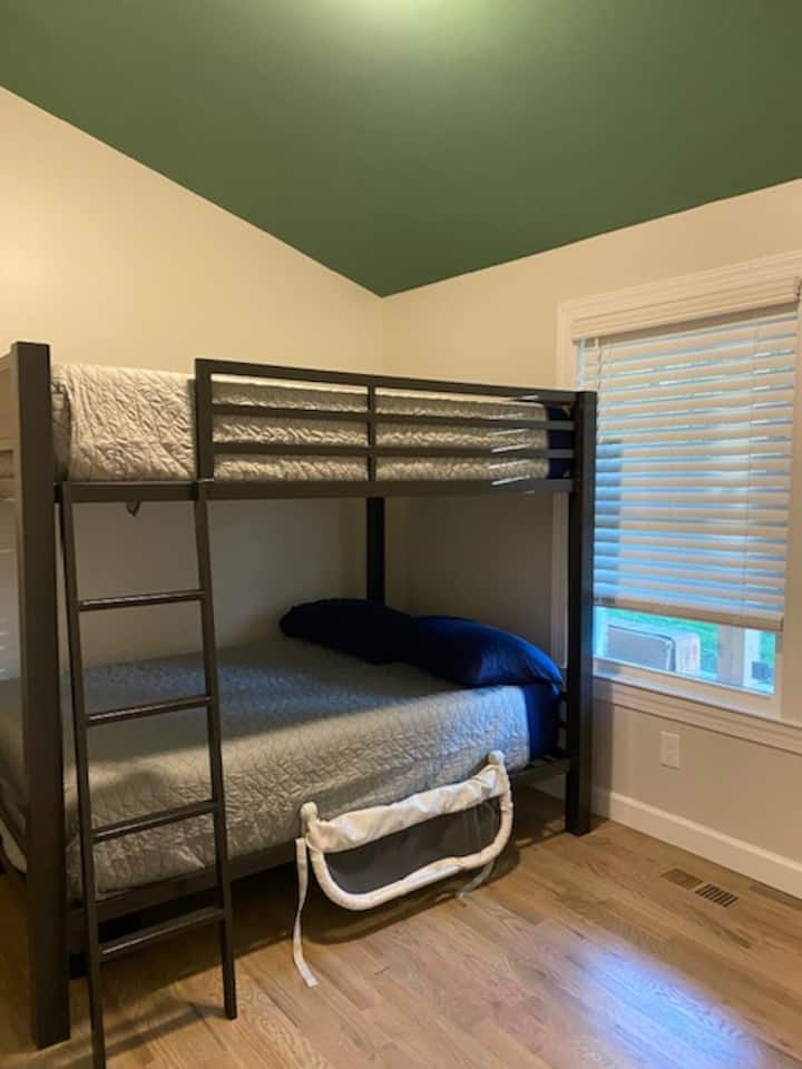 غرفة نوم إضافية بسرير بطابقين بالحجم الكامل