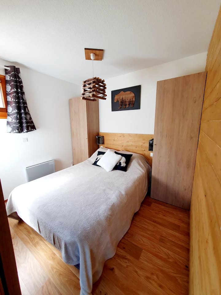 Valmeinier 1800 mountain apartment + living room + dining room + kitchen + 2 bedrooms + bathroom + bathtub + balcony + pool + sauna + private parking + foot of the slope + 7 beds + ski room