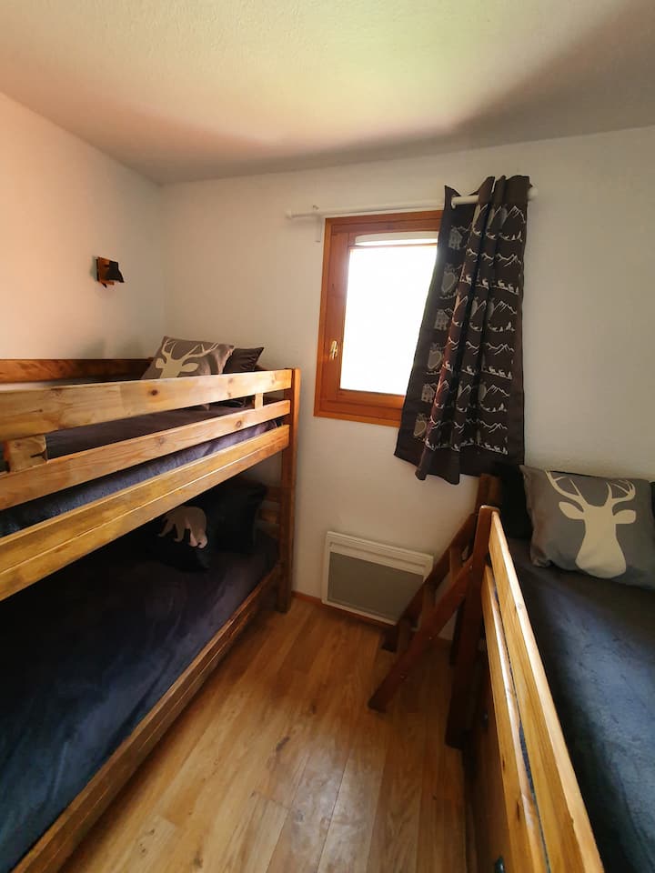 Valmeinier 1800 mountain apartment + living room + dining room + kitchen + 2 bedrooms + bathroom + bathtub + balcony + pool + sauna + private parking + foot of the slope + 7 beds + ski room