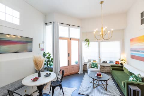 Top performing Airbnb: Vintage 1920s corner store "Cannoncito" in Charleston / North Charleston