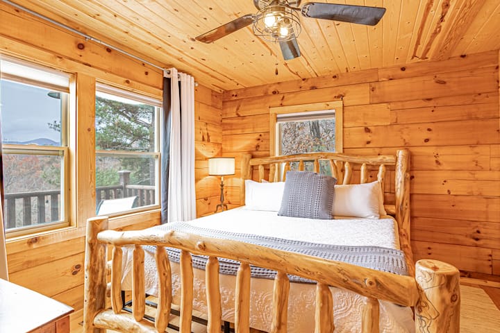 Mwalimu mmoja kwenye ngazi kuu na bafu kamili.